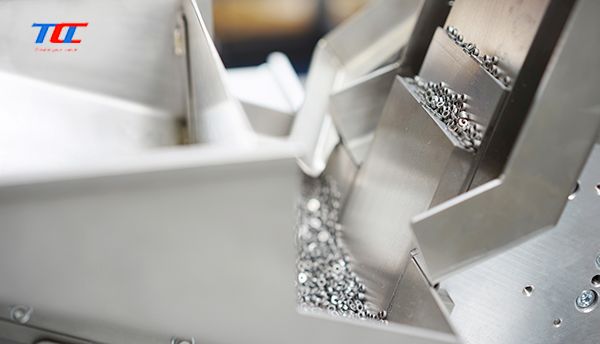 Hệ thống bộ cấp phôi dạng bậc thang hoạt động như thế nào?