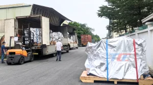 Quá trình bốc xếp và đưa thiết bị lên xe vận chuyển
