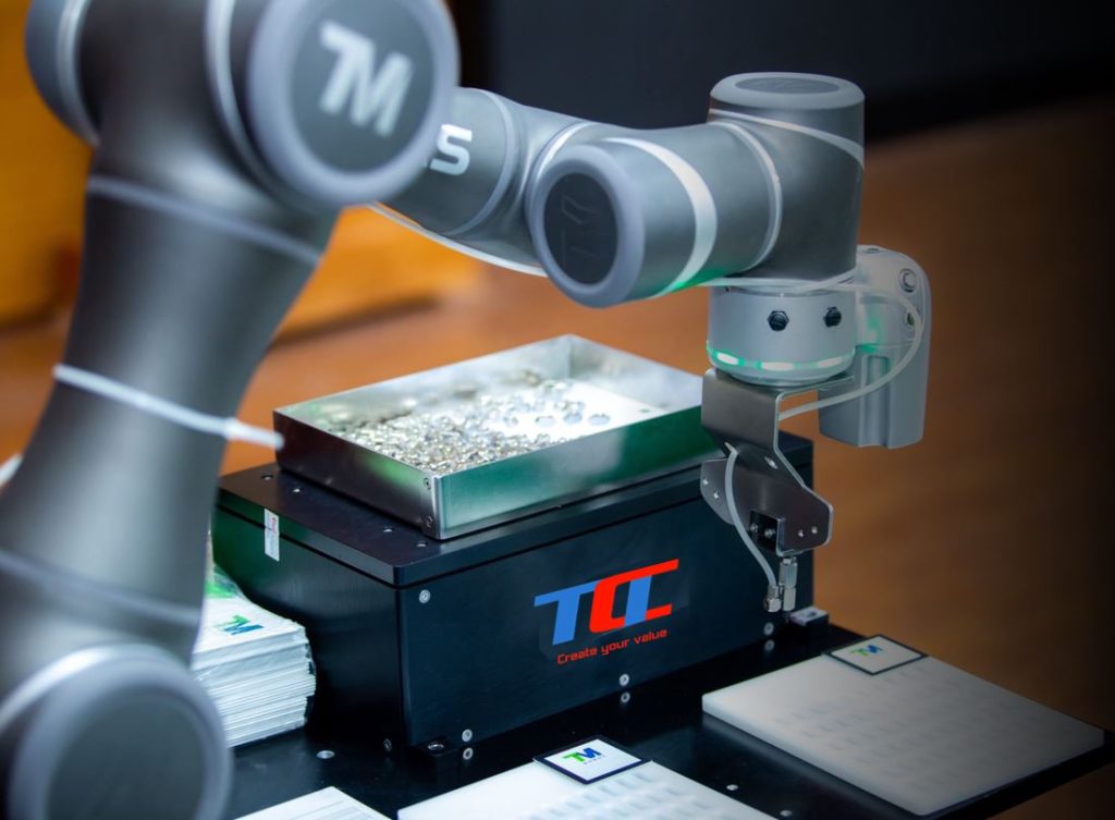 Tích hợp Flexible Feeder với hệ thống robot và vision bởi TCI