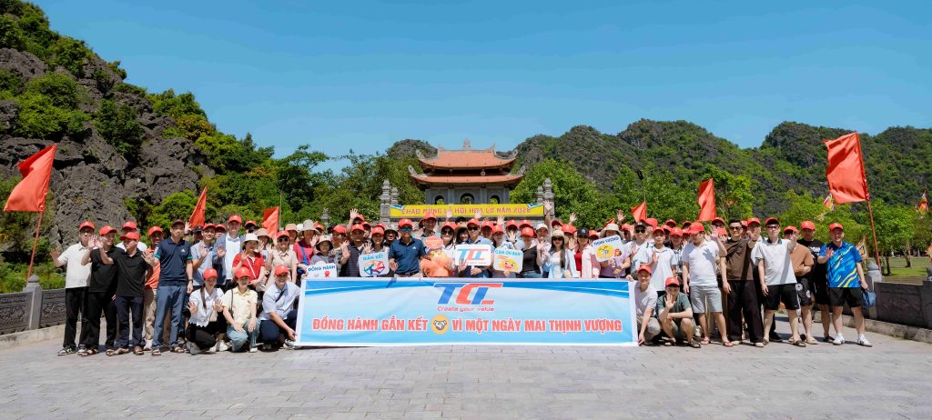 Tập thể TCI rạng rỡ trong bức ảnh kỷ niệm với thông điệp "Đồng hành gắn kết - Vì một ngày mai thịnh vượng".