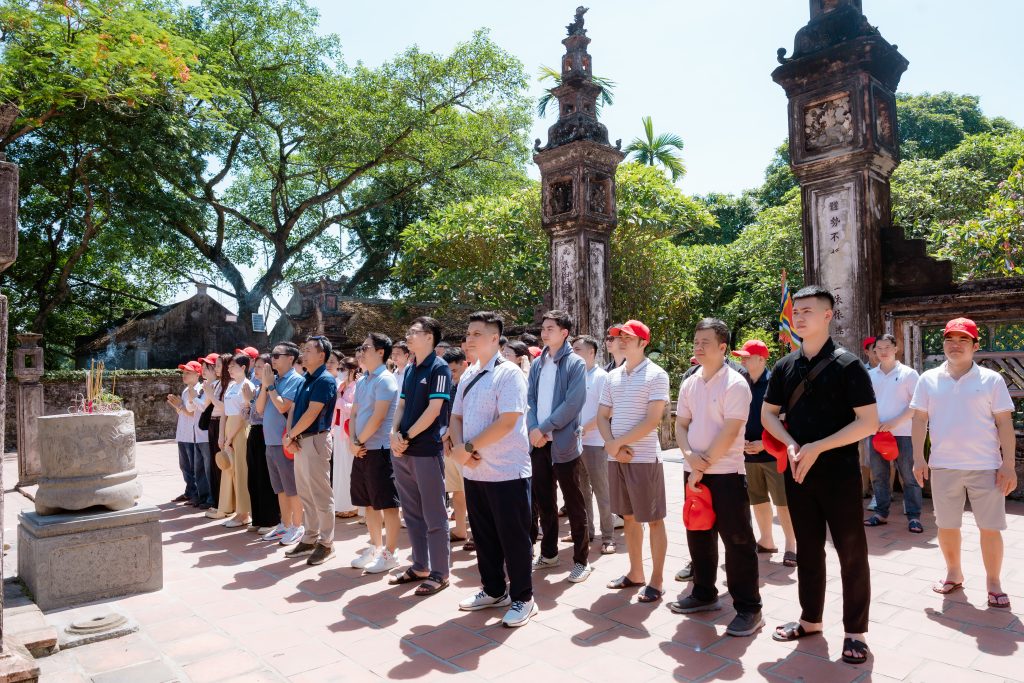 Ban lãnh đạo cùng cán bộ nhân viên TCI thành kính dâng hương tại di tích lịch sử.
