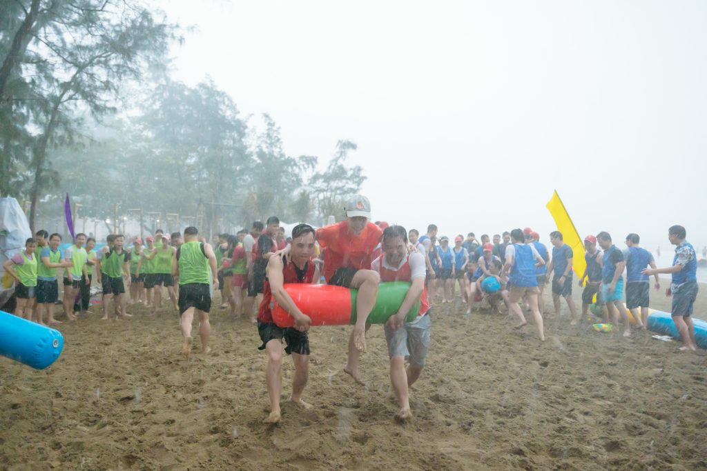Dưới cơn mưa đầu hè, Khí chất mạnh mẽ, phong độ và sự đoàn kết của những "chiến binh" khối kỹ thuật và sản xuất TCI.